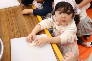 粘土遊びのような気持ちで遊ぶ子ども