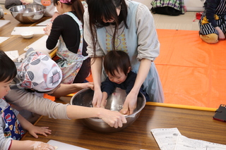 親子で生地を混ぜる様子