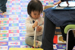 絵本に興味を持つ子ども