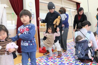 親子で歌に合わせて体を動かす様子