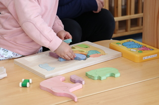 木のパズルを楽しむ子ども