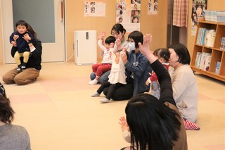 手を挙げる親子