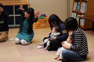 手遊びの様子