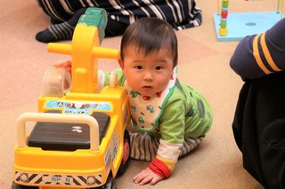 おもちゃで遊ぶ子ども