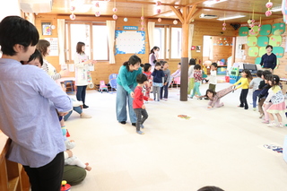 子どもたちが連なった様子