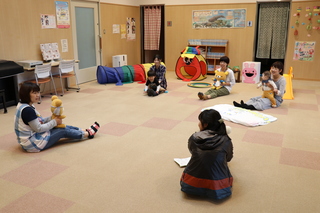 親子で触れ合う様子