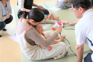 施術を体験する様子