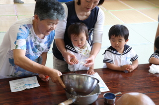 一緒に調理する様子