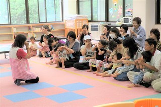 手遊びの様子