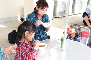 飲食を楽しむ親子の様子