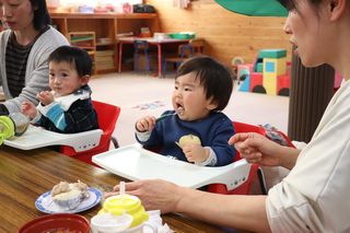 試食する子ども