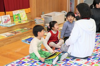 絵本とふれあい