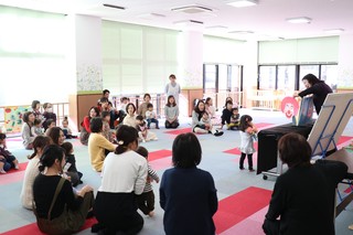 大型絵本の読み聞かせ