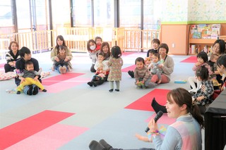親子あそびの様子