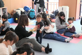 親子あそびの様子
