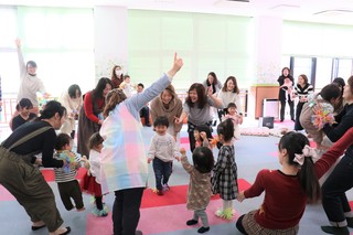 ダンスの締めに集まる様子