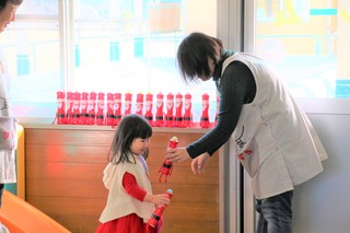 マラカスを受け取る子どもの様子