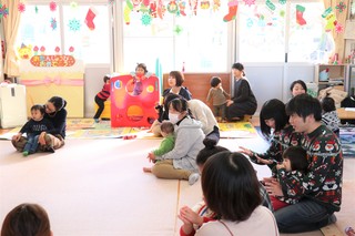 聞き入る親子