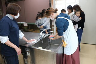 水で洗う