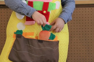 何かが出てくる様子