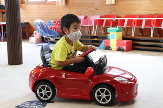 車で遊ぶ様子