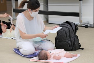 祝い金受け取りの説明を受ける様子