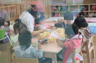 小さい子の食事の様子.JPG