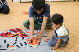 布のおもちゃで遊ぶ親子