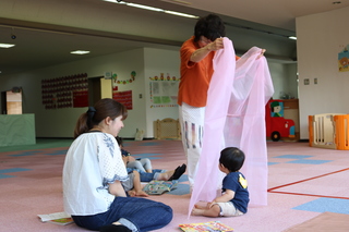 わらべうた遊びの様子