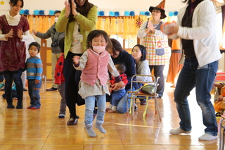 踊る様子