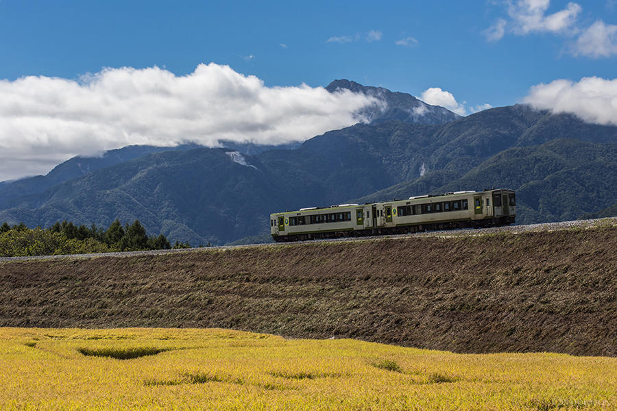 16.JR小海線（ハイブリッド車両）と八ヶ岳 06の写真