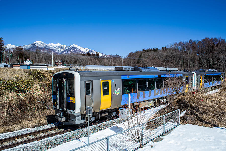 16.JR小海線（ハイブリッド車両）と八ヶ岳 07の写真