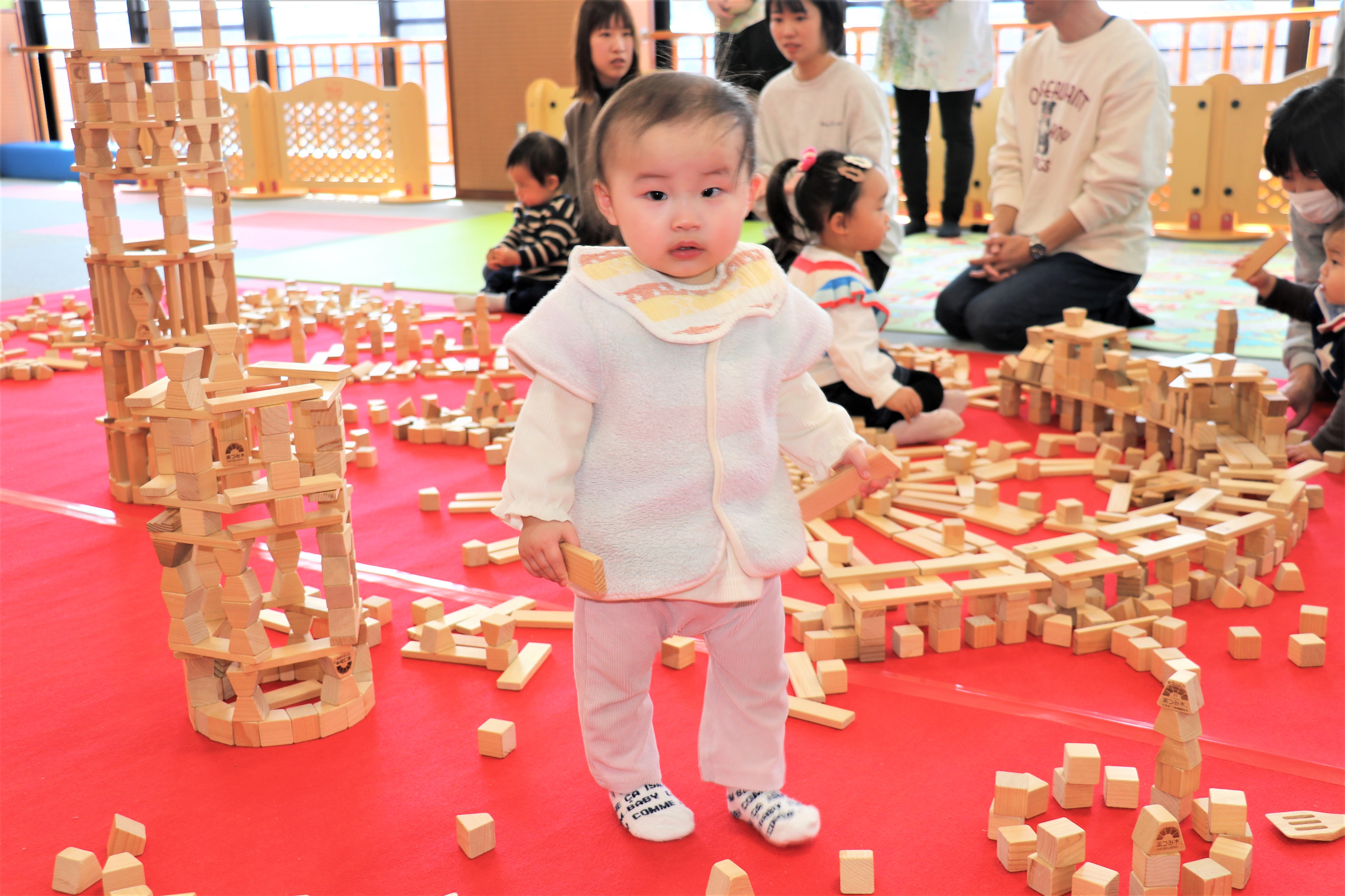 9両手に積み木をもって.JPG