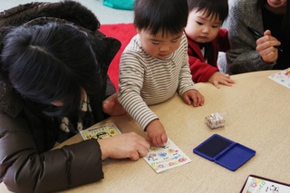 スタンプを押す親子の様子