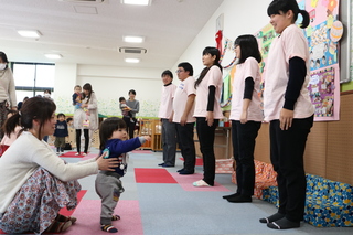 学生ボランティアと子ども