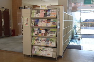 情報のチラシを置く棚