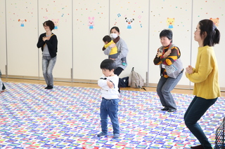 親子ストレッチの様子