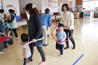 フラフープで汽車ポッポあそび