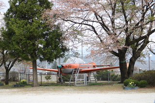 園庭の飛行機