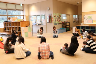 手遊びの様子