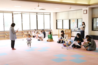 会の様子