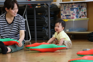 リングで遊ぶ子ども