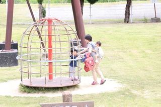 公園で遊ぶ様子