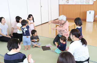 チェーンで遊ぶ様子