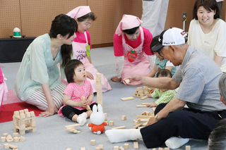 高齢者と親子の様子