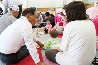 高齢者と親子の様子