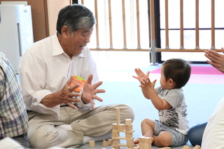 高齢者と子どもの様子