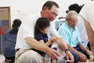 高齢者と子どもの様子