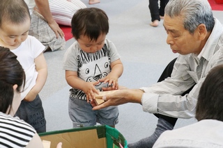 高齢者と子どもの様子