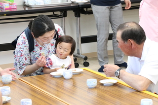 高齢者と食卓を囲む様子